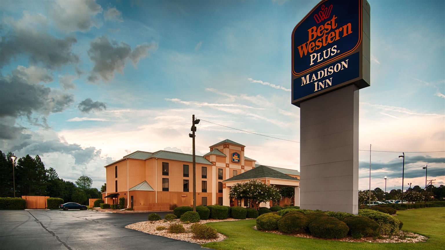 Best Western Plus Madison Hotel Exterior photo